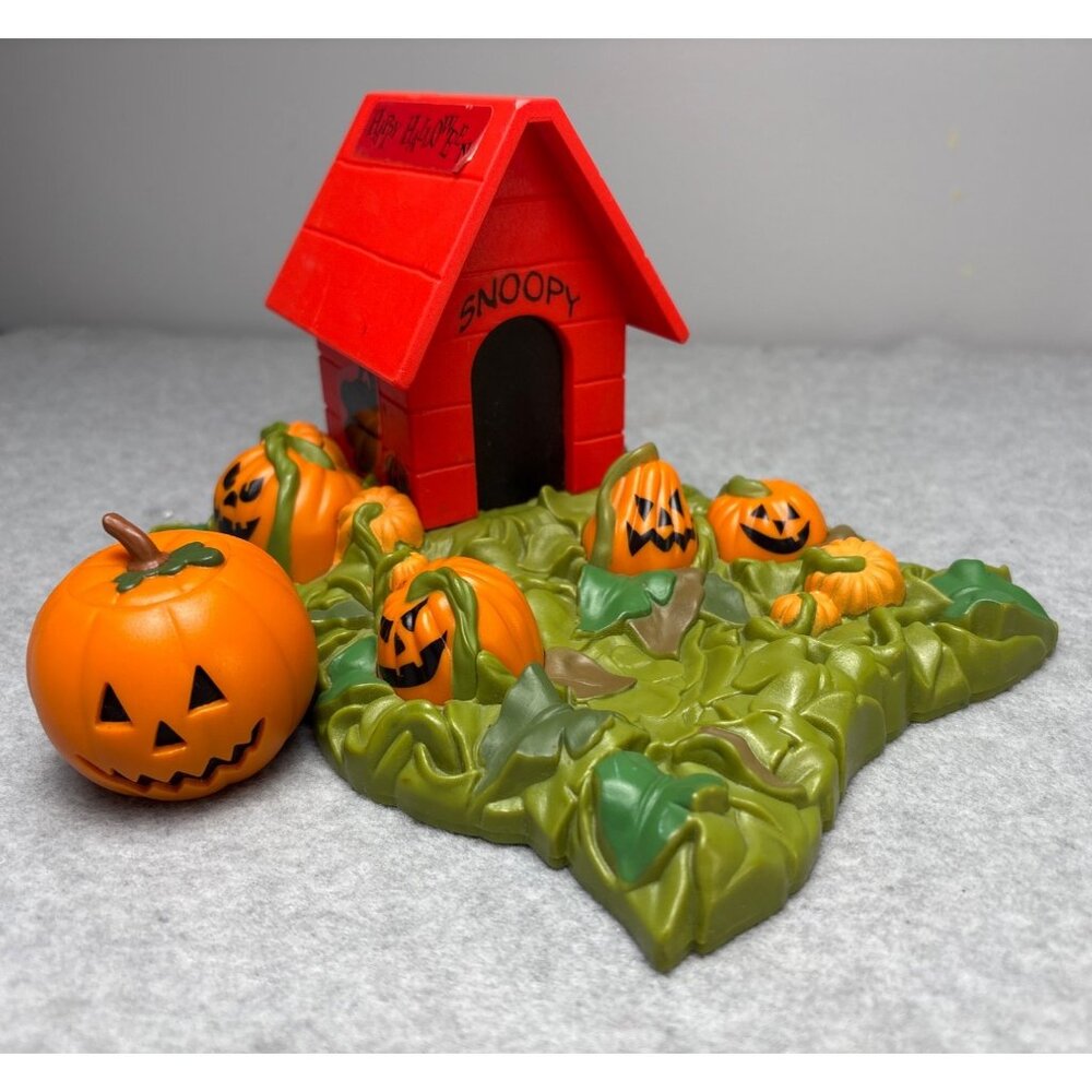 Vintage Peanuts Snoopy Halloween Doghouse Pumpkin Patch Display Figurine 2002